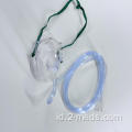 Topeng oksigen medis dengan tubing